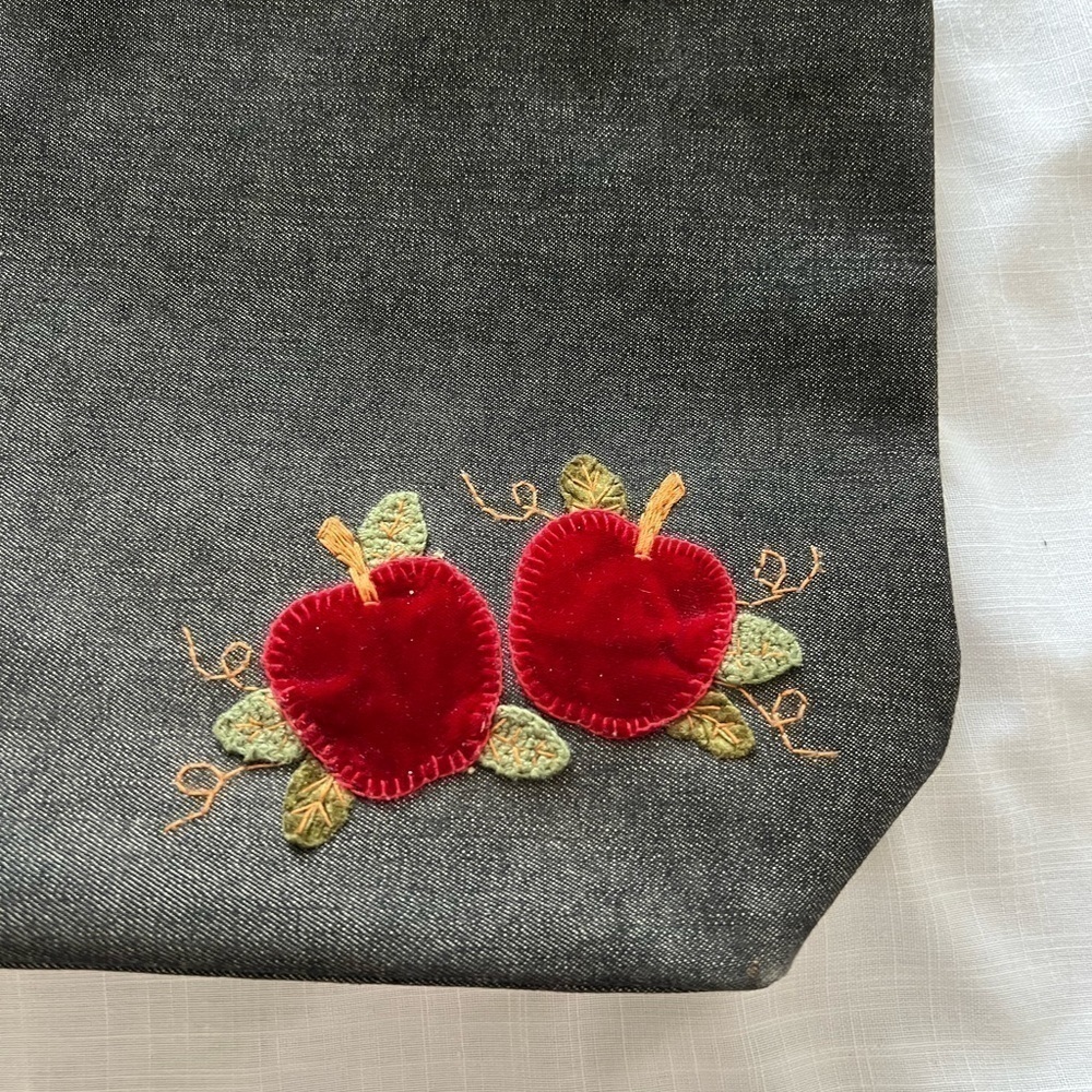 Cappelli Denim Style Embroidered Purse Apple Design - Picture 2 of 5